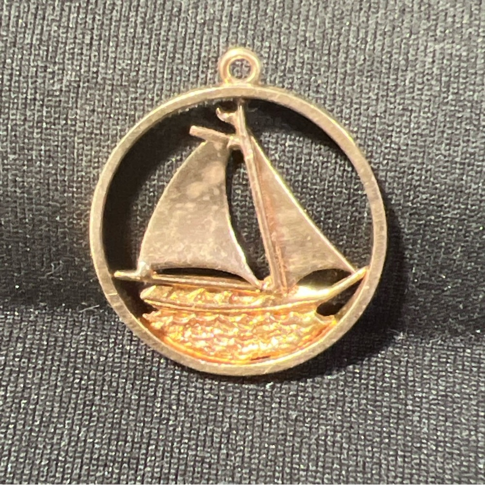 VTG 10k Yellow Gold Sailboat Rembrandt Pendant Charm 3.1g Boat Yacht 375 Stamped